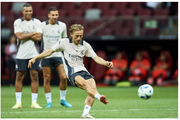 Luka Modrić trở thành cầu thủ nhận được nhiều danh hiệu nhất mọi thời đại của Real Madrid